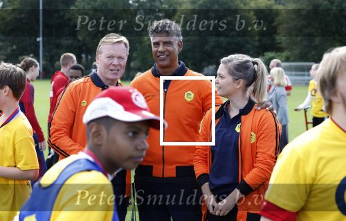 Amsterdam 21 september 2022
Koning Willem Alexander bezoekt sportdag van de Johan Cruyff foundation op de toekomst en in de Johan Cruyff Arena . Danny Cruyff Jordi Cruyff en zijn dochter Susila . Ronald Koeman en Frank Rijkaard