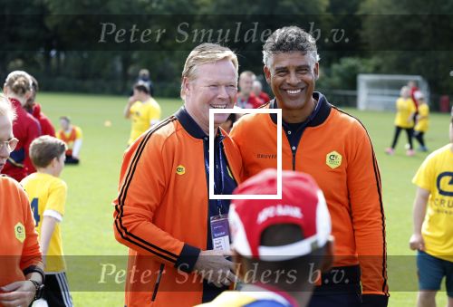 Amsterdam 21 september 2022
Koning Willem Alexander bezoekt sportdag van de Johan Cruyff foundation op de toekomst en in de Johan Cruyff Arena . Danny Cruyff Jordi Cruyff en zijn dochter Susila . Ronald Koeman en Frank Rijkaard