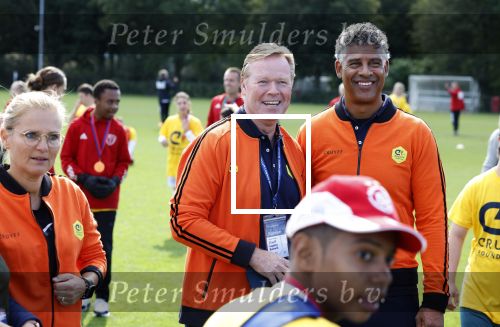 Amsterdam 21 september 2022
Koning Willem Alexander bezoekt sportdag van de Johan Cruyff foundation op de toekomst en in de Johan Cruyff Arena . Danny Cruyff Jordi Cruyff en zijn dochter Susila . Ronald Koeman en Frank Rijkaard