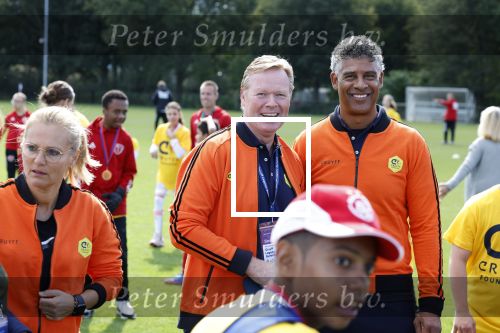 Amsterdam 21 september 2022
Koning Willem Alexander bezoekt sportdag van de Johan Cruyff foundation op de toekomst en in de Johan Cruyff Arena . Danny Cruyff Jordi Cruyff en zijn dochter Susila . Ronald Koeman en Frank Rijkaard