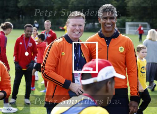 Amsterdam 21 september 2022
Koning Willem Alexander bezoekt sportdag van de Johan Cruyff foundation op de toekomst en in de Johan Cruyff Arena . Danny Cruyff Jordi Cruyff en zijn dochter Susila . Ronald Koeman en Frank Rijkaard