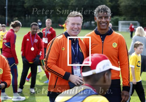 Amsterdam 21 september 2022
Koning Willem Alexander bezoekt sportdag van de Johan Cruyff foundation op de toekomst en in de Johan Cruyff Arena . Danny Cruyff Jordi Cruyff en zijn dochter Susila . Ronald Koeman en Frank Rijkaard