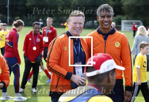 Amsterdam 21 september 2022
Koning Willem Alexander bezoekt sportdag van de Johan Cruyff foundation op de toekomst en in de Johan Cruyff Arena . Danny Cruyff Jordi Cruyff en zijn dochter Susila . Ronald Koeman en Frank Rijkaard
