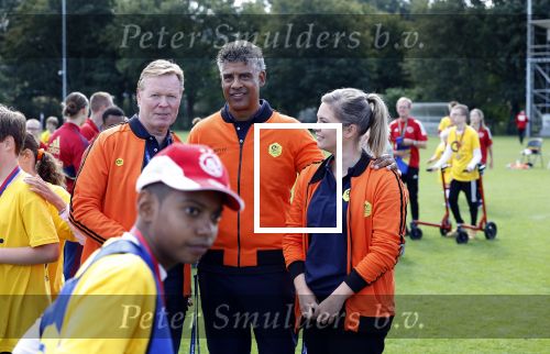 Amsterdam 21 september 2022
Koning Willem Alexander bezoekt sportdag van de Johan Cruyff foundation op de toekomst en in de Johan Cruyff Arena . Danny Cruyff Jordi Cruyff en zijn dochter Susila . Ronald Koeman en Frank Rijkaard