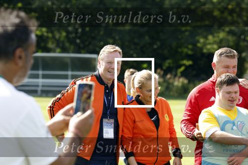 Amsterdam 21 september 2022
Koning Willem Alexander bezoekt sportdag van de Johan Cruyff foundation op de toekomst en in de Johan Cruyff Arena . Danny Cruyff Jordi Cruyff en zijn dochter Susila . Ronald Koeman en Sarina Wiegman