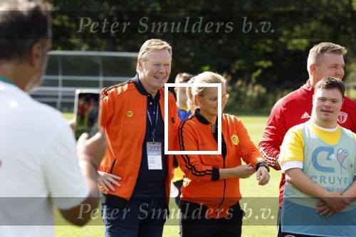Amsterdam 21 september 2022
Koning Willem Alexander bezoekt sportdag van de Johan Cruyff foundation op de toekomst en in de Johan Cruyff Arena . Danny Cruyff Jordi Cruyff en zijn dochter Susila . Ronald Koeman en Sarina Wiegman