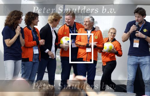 Amsterdam 21 september 2022
Koning Willem Alexander bezoekt sportdag van de Johan Cruyff foundation op de toekomst en in de Johan Cruyff Arena . Danny Cruyff Jordi Cruyff en zijn dochter Susila . Ronald Koeman en Sjaak Swart