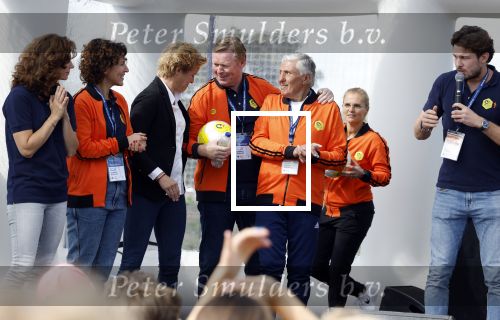 Amsterdam 21 september 2022
Koning Willem Alexander bezoekt sportdag van de Johan Cruyff foundation op de toekomst en in de Johan Cruyff Arena . Danny Cruyff Jordi Cruyff en zijn dochter Susila . Ronald Koeman en Sjaak Swart