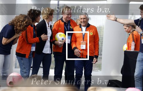 Amsterdam 21 september 2022
Koning Willem Alexander bezoekt sportdag van de Johan Cruyff foundation op de toekomst en in de Johan Cruyff Arena . Danny Cruyff Jordi Cruyff en zijn dochter Susila . Ronald Koeman en Sjaak Swart