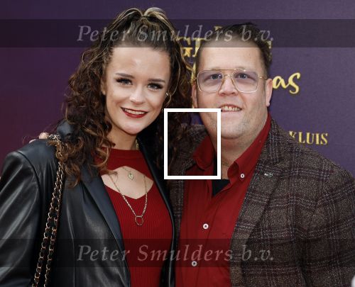 Amsterdam 2 oktober 2022
Premiere de grote sinterklaasfilm gespuis in de speelgoedkluis in Tuschinski. 
Rutger v Barneveld met partner