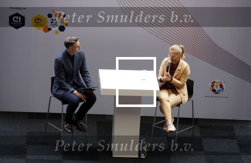 Amsterdam 21 september 2022
Koning Willem Alexander bezoekt sportdag van de Johan Cruyff foundation op de toekomst en in de Johan Cruyff Arena . Danny Cruyff Jordi Cruyff en zijn dochter Susila . Sarina Wiegman
