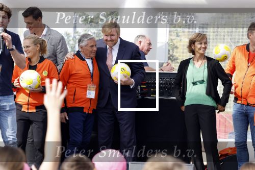 Amsterdam 21 september 2022
Koning Willem Alexander bezoekt sportdag van de Johan Cruyff foundation op de toekomst en in de Johan Cruyff Arena . Danny Cruyff Jordi Cruyff en zijn dochter Susila . Koning Willem Alexander en Sjaak Swart