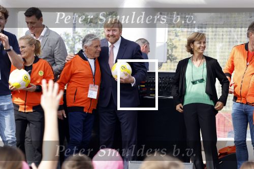 Amsterdam 21 september 2022
Koning Willem Alexander bezoekt sportdag van de Johan Cruyff foundation op de toekomst en in de Johan Cruyff Arena . Danny Cruyff Jordi Cruyff en zijn dochter Susila . Koning Willem Alexander en Sjaak Swart