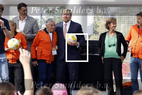 Amsterdam 21 september 2022
Koning Willem Alexander bezoekt sportdag van de Johan Cruyff foundation op de toekomst en in de Johan Cruyff Arena . Danny Cruyff Jordi Cruyff en zijn dochter Susila . Koning Willem Alexander en Sjaak Swart