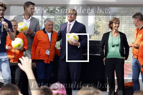 Amsterdam 21 september 2022
Koning Willem Alexander bezoekt sportdag van de Johan Cruyff foundation op de toekomst en in de Johan Cruyff Arena . Danny Cruyff Jordi Cruyff en zijn dochter Susila . Koning Willem Alexander en Sjaak Swart