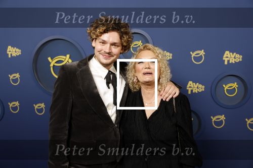 Amsterdam 6 oktober 2022
Uitreiking televizierring 2022 in carre .
Soy Kroon met zijn moeder