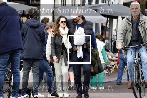Amsterdam 1 oktober 2022
Thierry Baudet en zijn vrouw Davide Heijmans maken samen voor het eerst wandeling met hun zoontje die vorige week is geboren.