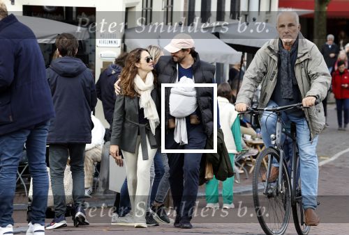 Amsterdam 1 oktober 2022
Thierry Baudet en zijn vrouw Davide Heijmans maken samen voor het eerst wandeling met hun zoontje die vorige week is geboren.