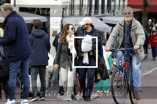 Amsterdam 1 oktober 2022
Thierry Baudet en zijn vrouw Davide Heijmans maken samen voor het eerst wandeling met hun zoontje die vorige week is geboren.