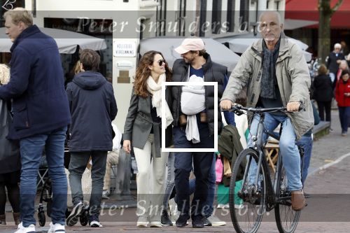 Amsterdam 1 oktober 2022
Thierry Baudet en zijn vrouw Davide Heijmans maken samen voor het eerst wandeling met hun zoontje die vorige week is geboren.
