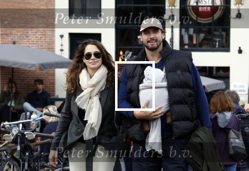 Amsterdam 1 oktober 2022
Thierry Baudet en zijn vrouw Davide Heijmans maken samen voor het eerst wandeling met hun zoontje die vorige week is geboren.