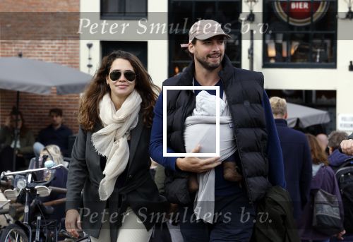 Amsterdam 1 oktober 2022
Thierry Baudet en zijn vrouw Davide Heijmans maken samen voor het eerst wandeling met hun zoontje die vorige week is geboren.