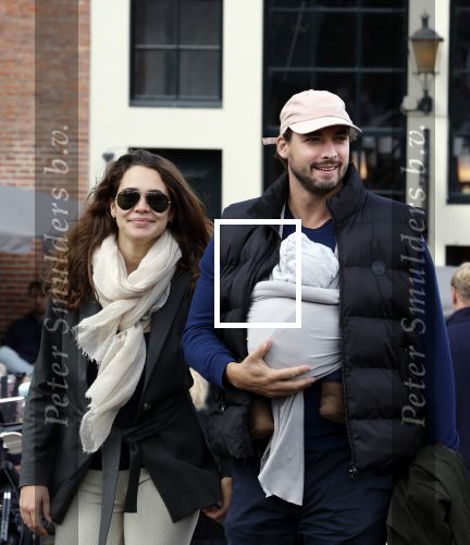 Amsterdam 1 oktober 2022
Thierry Baudet en zijn vrouw Davide Heijmans maken samen voor het eerst wandeling met hun zoontje die vorige week is geboren.