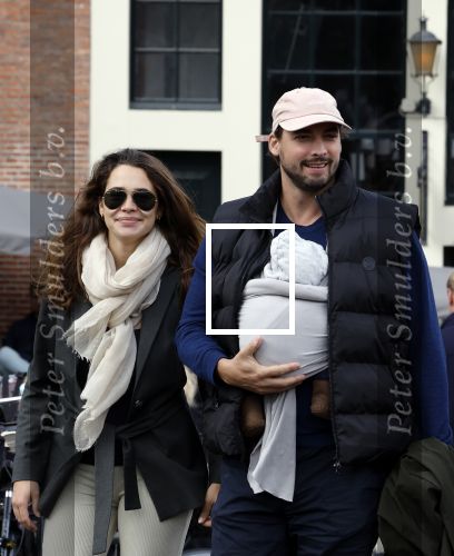 Amsterdam 1 oktober 2022
Thierry Baudet en zijn vrouw Davide Heijmans maken samen voor het eerst wandeling met hun zoontje die vorige week is geboren.