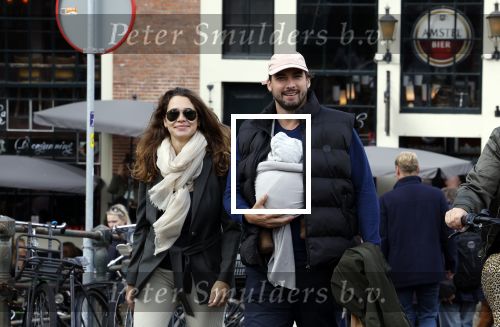 Amsterdam 1 oktober 2022
Thierry Baudet en zijn vrouw Davide Heijmans maken samen voor het eerst wandeling met hun zoontje die vorige week is geboren.