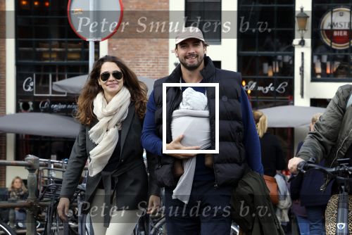 Amsterdam 1 oktober 2022
Thierry Baudet en zijn vrouw Davide Heijmans maken samen voor het eerst wandeling met hun zoontje die vorige week is geboren.