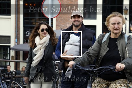 Amsterdam 1 oktober 2022
Thierry Baudet en zijn vrouw Davide Heijmans maken samen voor het eerst wandeling met hun zoontje die vorige week is geboren.