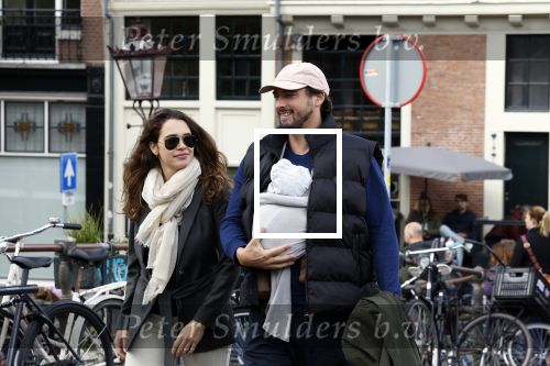 Amsterdam 1 oktober 2022
Thierry Baudet en zijn vrouw Davide Heijmans maken samen voor het eerst wandeling met hun zoontje die vorige week is geboren.