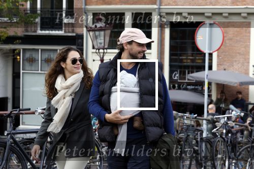 Amsterdam 1 oktober 2022
Thierry Baudet en zijn vrouw Davide Heijmans maken samen voor het eerst wandeling met hun zoontje die vorige week is geboren.