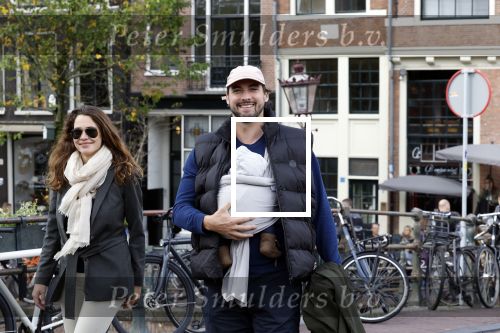 Amsterdam 1 oktober 2022
Thierry Baudet en zijn vrouw Davide Heijmans maken samen voor het eerst wandeling met hun zoontje die vorige week is geboren.