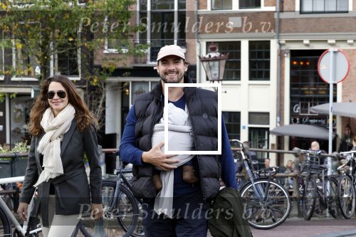 Amsterdam 1 oktober 2022
Thierry Baudet en zijn vrouw Davide Heijmans maken samen voor het eerst wandeling met hun zoontje die vorige week is geboren.