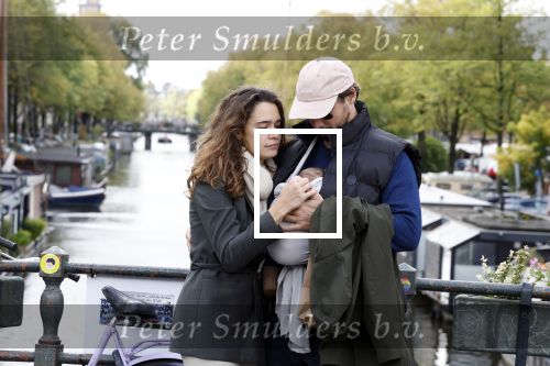 Amsterdam 1 oktober 2022
Thierry Baudet en zijn vrouw Davide Heijmans maken samen voor het eerst wandeling met hun zoontje die vorige week is geboren.