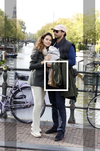Amsterdam 1 oktober 2022
Thierry Baudet en zijn vrouw Davide Heijmans maken samen voor het eerst wandeling met hun zoontje die vorige week is geboren.