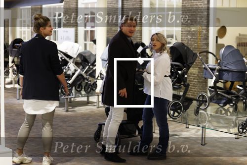 Lithoijen 11 oktober 2022
Thomas Berge en zijn zwangere vriendin Elianne Zweipfenning shoppen babyspulletjes in babywinkel Kindercompagnie.