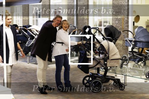 Lithoijen 11 oktober 2022
Thomas Berge en zijn zwangere vriendin Elianne Zweipfenning shoppen babyspulletjes in babywinkel Kindercompagnie.
