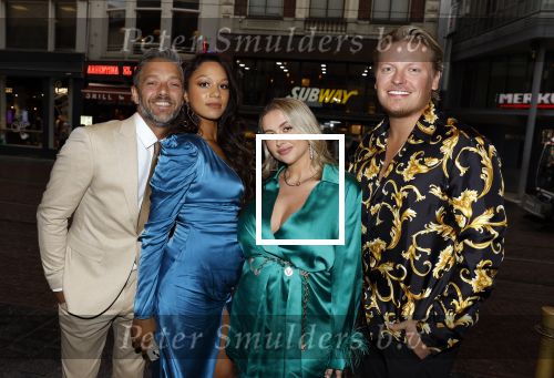 Amsterdam 25 september 2022
Premiere ticket to paradise.
Thomas Berge met zijn zwangere vriendin Elianne en met Tommie Christiaan en zijn zwangere vrouw Jamie