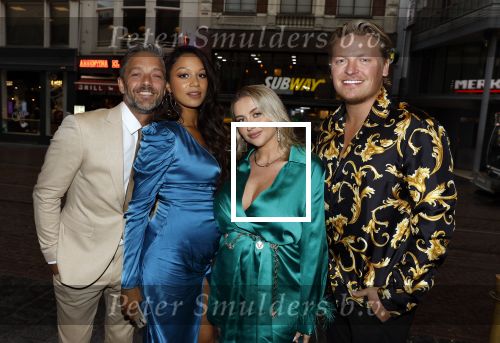 Amsterdam 25 september 2022
Premiere ticket to paradise.
Thomas Berge met zijn zwangere vriendin Elianne en met Tommie Christiaan en zijn zwangere vrouw Jamie