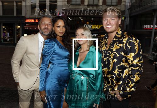 Amsterdam 25 september 2022
Premiere ticket to paradise.
Thomas Berge met zijn zwangere vriendin Elianne en met Tommie Christiaan en zijn zwangere vrouw Jamie