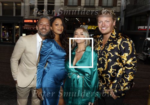 Amsterdam 25 september 2022
Premiere ticket to paradise.
Thomas Berge met zijn zwangere vriendin Elianne en met Tommie Christiaan en zijn zwangere vrouw Jamie
