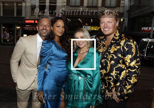 Amsterdam 25 september 2022
Premiere ticket to paradise.
Thomas Berge met zijn zwangere vriendin Elianne en met Tommie Christiaan en zijn zwangere vrouw Jamie