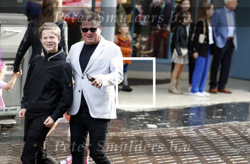 Amsterdam 2 oktober 2022
Premiere de grote sinterklaasfilm gespuis in de speelgoedkluis in Tuschinski. 
Wolter Kroes met zoon