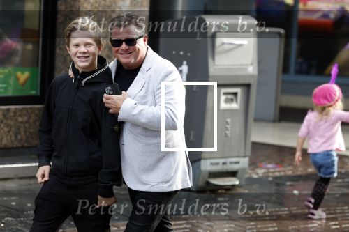 Amsterdam 2 oktober 2022
Premiere de grote sinterklaasfilm gespuis in de speelgoedkluis in Tuschinski. 
Wolter Kroes met zoon