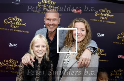 Amsterdam 2 oktober 2022
Premiere de grote sinterklaasfilm gespuis in de speelgoedkluis in Tuschinski. 
Wouter v d Goes met zijn dochters