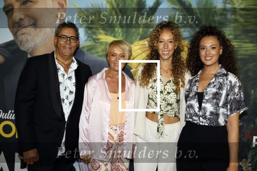 Amsterdam 25 september 2022
Premiere ticket to paradise in Tuschinski.
Zoey Ivory (rechts) met haar zus Whitney van der Koelen en haar ouders