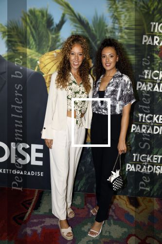 Amsterdam 25 september 2022
Premiere ticket to paradise in Tuschinski.
Zoey Ivory (rechts) met haar zus Whitney van der Koelen en haar ouders