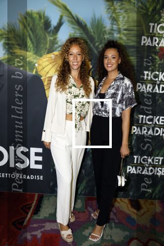 Amsterdam 25 september 2022
Premiere ticket to paradise in Tuschinski.
Zoey Ivory (rechts) met haar zus Whitney van der Koelen en haar ouders